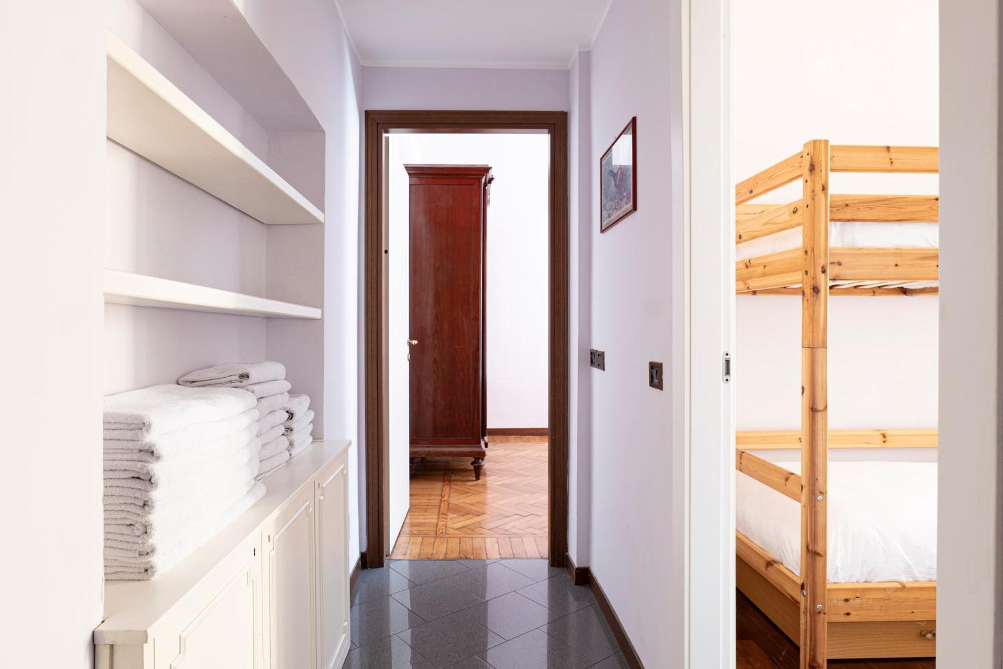Apartment Sunshine-filled On Subway *